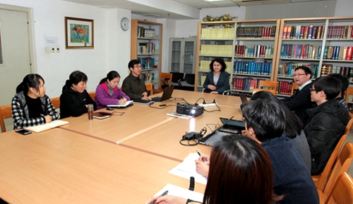 图为海迪主席和信息中心工作人员座谈