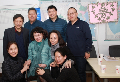 图为海迪主席与中国残疾人特殊艺术指导中心工作人员合影